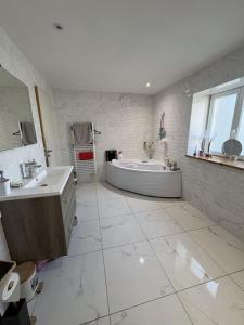For sale 9 rooms 316 m2 Vendee (85200) photo 1