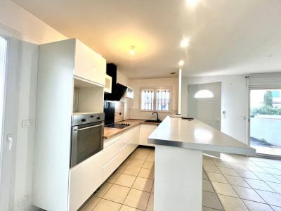 For sale PETITE CAMARGUE 4 rooms 88 m2 Gard (30470) photo 3